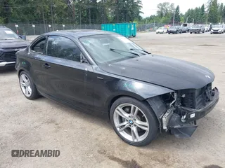 2012 BMW 1 Series 135i z VIN WBAUC9C53CVM12132, wystawiony jako IAAI lot #42532448 z przebiegiem Nie podano mil oraz . Historia ofert i sprzedaży dostępna na DreamBid. Obrazek 6.