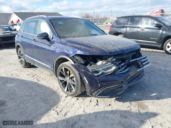 2022 Volkswagen Tiguan SEL R-Line with VIN 3VV4B7AX6NM050942, listed as a IAAI auction lot 41067353 with 38,634 mi miles. Bid and sale history available at carsss.com. Image 1.