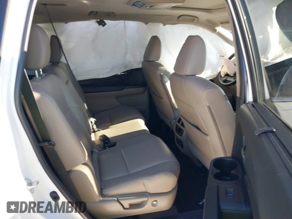 2017 Honda Pilot Touring with VIN 5FNYF6H98HB102313, listed as a IAAI auction lot 41244311 with 106,931 mi miles. Bid and sale history available at carsss.com. Image 8.