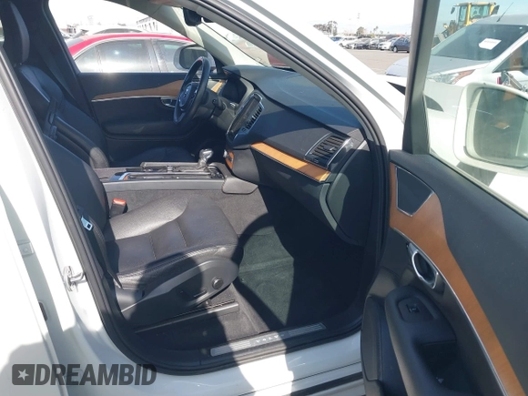 2022 Volvo XC90 Momentum with VIN YV4102PK1N1837720, listed as a IAAI auction lot 41412599 with 17,325 mi miles. Bid and sale history available at carsss.com. Image 5.
