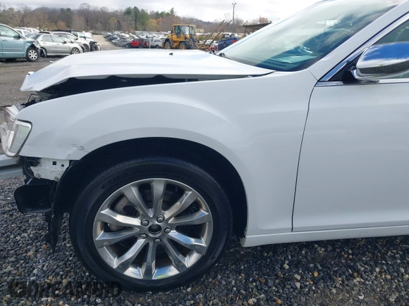 2019 Chrysler 300 Limited with VIN 2C3CCAKGXKH577948, listed as a IAAI auction lot 40908813 with 117,602 mi miles. Bid and sale history available at carsss.com. Image 20.