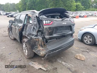 2019 Jeep Cherokee Latitude Plus z VIN 1C4PJLLB7KD482634, wystawiony jako IAAI lot #42131572 z przebiegiem 134 811 mil mil oraz . Historia ofert i sprzedaży dostępna na DreamBid. Obrazek 3.
