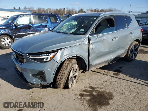 2023 Volvo XC40 Plus Bright Theme с VIN YV4L12UN8P2913418, выставлен на аукционе Copart как лот 88422125 с пробегом 27 447 миль миль и Списание • Salvage title. История ставок и продаж доступна на DreamBid. Изображение 1.
