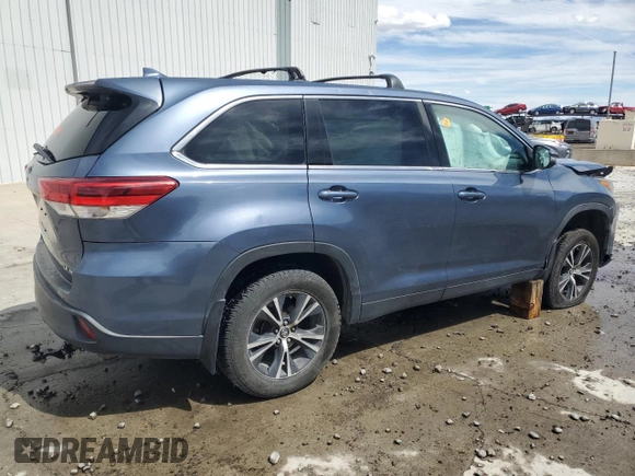 2019 Toyota Highlander LE z VIN 5TDBZRFH3KS960817, wystawiony jako Copart lot #52377955 z przebiegiem 95 348 mil mil oraz Szkoda całkowita • Salvage title. Historia ofert i sprzedaży dostępna na DreamBid. Obrazek 3.