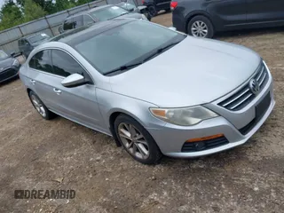 2010 Volkswagen CC Lux Limited Edition z VIN WVWHN7ANXAE533582, wystawiony jako IAAI lot #42369718 z przebiegiem 152 092 mil mil oraz . Historia ofert i sprzedaży dostępna na DreamBid. Obrazek 1.