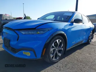 2022 Ford Mustang Mach-E Premium z VIN 3FMTK3R74NMA19496, wystawiony jako IAAI lot #42519774 z przebiegiem 19 880 mil mil oraz . Historia ofert i sprzedaży dostępna na DreamBid. Obrazek 19.