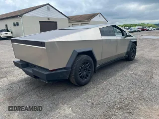 2024 Tesla Cybertruck z VIN 7G2CEHED1RA016631, wystawiony jako Copart lot #57473805 z przebiegiem 5607 mil mil oraz Tytuł czysty. Historia ofert i sprzedaży dostępna na DreamBid. Obrazek 3.