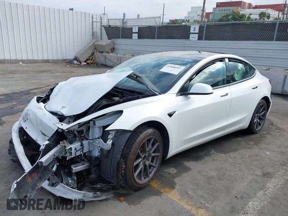 2021 Tesla Model 3 Standard Range Plus z VIN 5YJ3E1EA5MF941392, wystawiony jako IAAI lot #41888597 z przebiegiem 111 617 mil mil oraz . Historia ofert i sprzedaży dostępna na DreamBid. Obrazek 2.