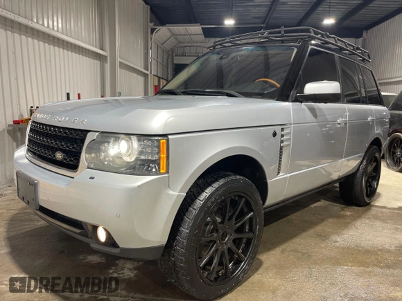 2011 Land Rover Range Rover HSE Lux z VIN SALMF1D42BA355759, wystawiony jako Copart lot #52832745 z przebiegiem 77 618 mil mil oraz Szkoda całkowita • Salvage title. Historia ofert i sprzedaży dostępna na DreamBid. Obrazek 2.