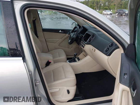 2013 Volkswagen Tiguan SE z VIN WVGAV7AX2DW532486, wystawiony jako IAAI lot #42813235 z przebiegiem 164 321 mil mil oraz . Historia ofert i sprzedaży dostępna na DreamBid. Obrazek 5.