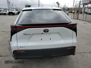 2024 Toyota bZ4X XLE z VIN JTMAAAAA2RA052610, wystawiony jako Copart lot #56564475 z przebiegiem 2020 mil mil oraz Szkody całkowita. Historia ofert i sprzedaży dostępna na DreamBid. Obrazek 6.