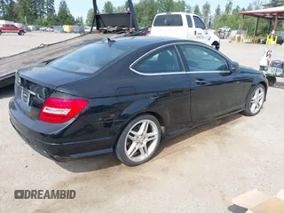 2012 Mercedes-Benz C 250 z VIN WDDGJ4HB5CF764992, wystawiony jako IAAI lot #42208031 z przebiegiem 101 533 mil mil oraz . Historia ofert i sprzedaży dostępna na DreamBid. Obrazek 4.