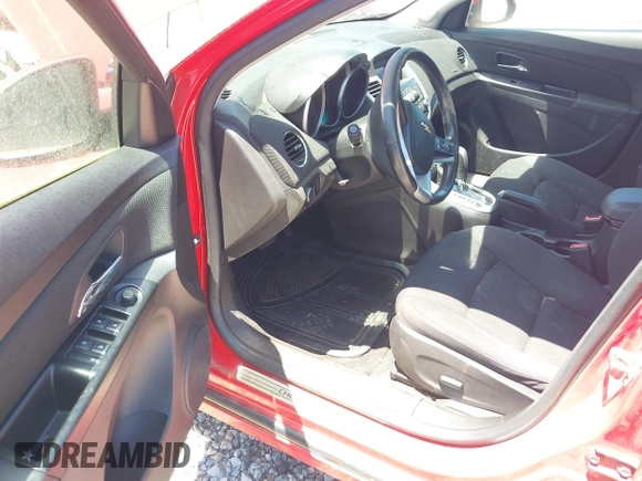 2014 Chevrolet Cruze 1LT z VIN 1G1PC5SB2E7140253, wystawiony jako IAAI lot #42323140 z przebiegiem 103 503 mil mil oraz . Historia ofert i sprzedaży dostępna na DreamBid. Obrazek 5.