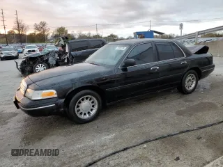 2000 Ford Crown Victoria LX z VIN 2FAFP74W3YX122481, wystawiony jako Copart lot #79189794 z przebiegiem 277 772 mil mil oraz Nie do naprawy • Non repairable. Historia ofert i sprzedaży dostępna na DreamBid. Obrazek 1.