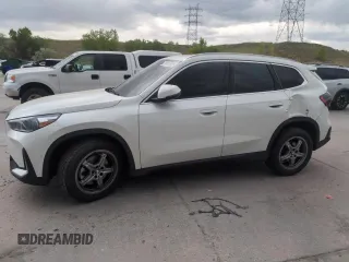 2023 BMW X1 xDrive28i z VIN WBX73EF06P5X45961, wystawiony jako Copart lot #56417925 z przebiegiem 32 036 mil mil oraz Czysty tytuł • Clean title. Historia ofert i sprzedaży dostępna na DreamBid. Obrazek 1.