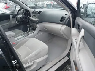 2010 Toyota Highlander with VIN 5TDBK3EH5AS005681, listed as a IAAI auction lot 41354951 with 151,298 mi miles. Bid and sale history available at carsss.com. Image 5.