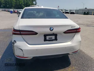 2024 BMW 5 Series 530i z VIN WBA43FJ00RCR49504, wystawiony jako Copart lot #57427265 z przebiegiem 30 326 mil mil oraz Szkoda całkowita • Salvage title. Historia ofert i sprzedaży dostępna na DreamBid. Obrazek 6.