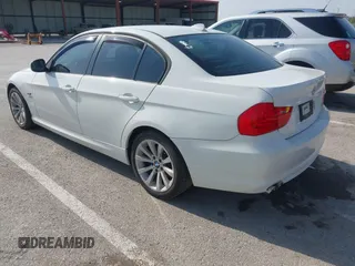 2011 BMW 3 Series 328i xDrive z VIN WBAPK5C52BA661858, wystawiony jako IAAI lot #42074865 z przebiegiem 92 412 mil mil oraz . Historia ofert i sprzedaży dostępna na DreamBid. Obrazek 3.