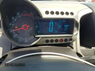 2014 Chevrolet Sonic LT z VIN 1G1JC5SH9E4199067, wystawiony jako Copart lot #61065235 z przebiegiem Nie podano mil oraz Szkoda całkowita • Salvage title. Historia ofert i sprzedaży dostępna na DreamBid. Obrazek 9.