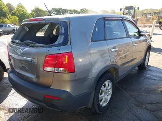 2012 Kia Sorento LX z VIN 5XYKT3A19CG231096, wystawiony jako IAAI lot #42193607 z przebiegiem 200 899 mil mil oraz . Historia ofert i sprzedaży dostępna na DreamBid. Obrazek 4.