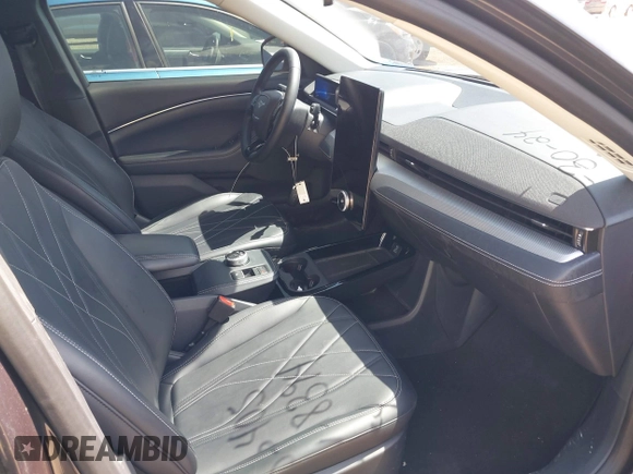 2022 Ford Mustang Mach-E Select z VIN 3FMTK1SS9NMA18394, wystawiony jako IAAI lot #40067340 z przebiegiem 35 805 mil mil oraz . Historia ofert i sprzedaży dostępna na DreamBid. Obrazek 5.