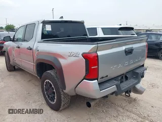 2024 Toyota Tacoma SR5 z VIN 3TMLB5JN9RM003004, wystawiony jako IAAI lot #42276998 z przebiegiem 32 474 mil mil oraz . Historia ofert i sprzedaży dostępna na DreamBid. Obrazek 3.