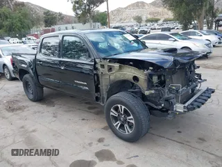 2017 Toyota Tacoma SR5 z VIN 5TFCZ5AN6HX095595, wystawiony jako IAAI lot #42131440 z przebiegiem 137 424 mil mil oraz . Historia ofert i sprzedaży dostępna na DreamBid. Obrazek 1.