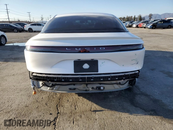 2024 Lucid Air Pure z VIN 50EA1PGA5RA001365, wystawiony jako Copart lot #42654165 z przebiegiem 8878 mil mil oraz Szkody całkowita. Historia ofert i sprzedaży dostępna na DreamBid. Obrazek 6.