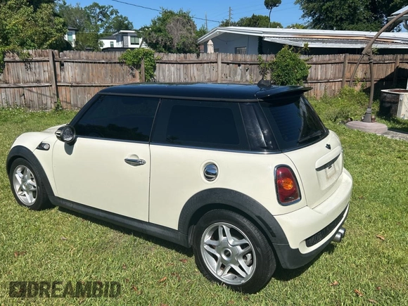 2007 MINI Hardtop S with VIN WMWMF73527TL89620, listed as a Copart auction lot 52344035 with 105,600 mi miles and Clean Title. Bid and sale history available at DreamBid. Image 3.