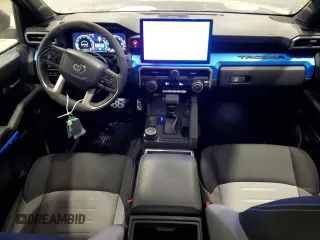 2024 Toyota Tacoma SR5 z VIN 3TMLB5JN6RM070515, wystawiony jako Copart lot #88514465 z przebiegiem 126 mil mil oraz Szkody całkowita. Historia ofert i sprzedaży dostępna na DreamBid. Obrazek 8.