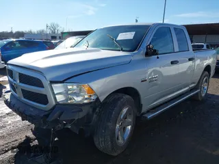 2016 Ram 1500 Express z VIN 1C6RR7FTXGS188572, wystawiony jako IAAI lot #41699775 z przebiegiem 156 990 mil mil oraz . Historia ofert i sprzedaży dostępna na DreamBid. Obrazek 2.