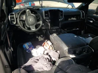 2024 Ram 2500 Laramie z VIN 3C6UR5NL5RG125812, wystawiony jako Copart lot #77317614 z przebiegiem Nie podano mil oraz Nie do naprawy • Non repairable. Historia ofert i sprzedaży dostępna na DreamBid. Obrazek 8.