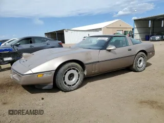 1984 Chevrolet Corvette z VIN 1G1AY0785E5111283, wystawiony jako Copart lot #54899265 z przebiegiem 10 885 mil mil oraz Tytuł czysty. Historia ofert i sprzedaży dostępna na DreamBid. Obrazek 1.