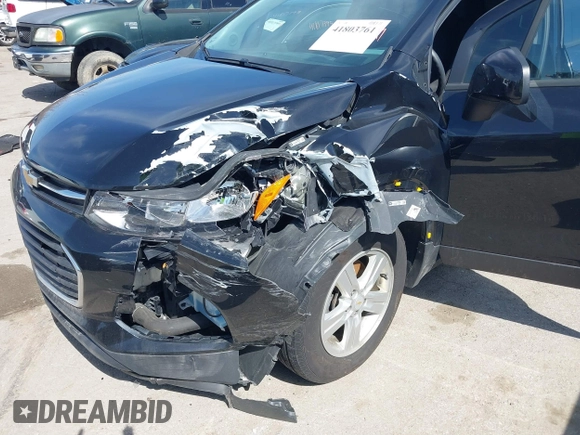 2021 Chevrolet Trax LS z VIN KL7CJKSB8MB303491, wystawiony jako IAAI lot #41803761 z przebiegiem 65 452 mil mil oraz . Historia ofert i sprzedaży dostępna na DreamBid. Obrazek 6.