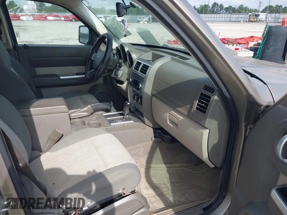 2007 Dodge Nitro SLT z VIN 1D8GT58KX7W689384, wystawiony jako IAAI lot #42139632 z przebiegiem 242 166 mil mil oraz . Historia ofert i sprzedaży dostępna na DreamBid. Obrazek 5.