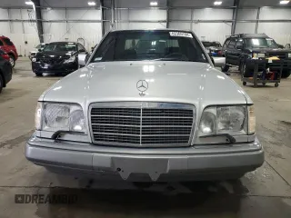 1995 Mercedes-Benz E 320 with VIN WDBEA32E2SC168493, listed as a Copart auction lot 82365704 with 102,066 mi miles and Salvage Title. Bid and sale history available at DreamBid. Image 5.