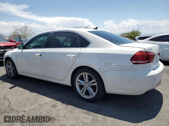 2014 Volkswagen Passat SE z VIN 1VWBT7A34EC061825, wystawiony jako Copart lot #59903665 z przebiegiem 185 542 mil mil oraz Szkoda całkowita • Salvage title. Historia ofert i sprzedaży dostępna na DreamBid. Obrazek 2.