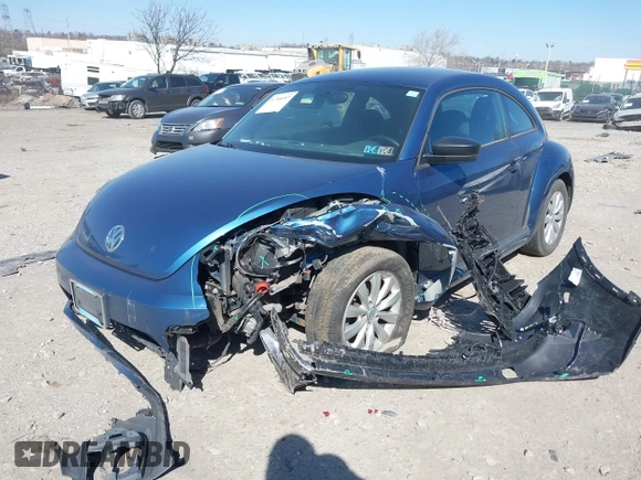 2018 Volkswagen Beetle S z VIN 3VWFD7ATXJM711734, wystawiony jako IAAI lot #41704497 z przebiegiem 66 702 mil mil oraz . Historia ofert i sprzedaży dostępna na DreamBid. Obrazek 17.