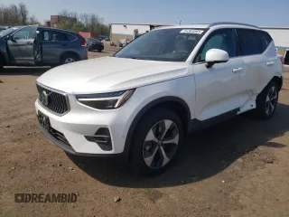 2025 Volvo XC40 Plus Bright Theme z VIN YV4L12UE6S2547385, wystawiony jako Copart lot #54303065 z przebiegiem 3158 mil mil oraz Szkody całkowita. Historia ofert i sprzedaży dostępna na DreamBid. Obrazek 1.