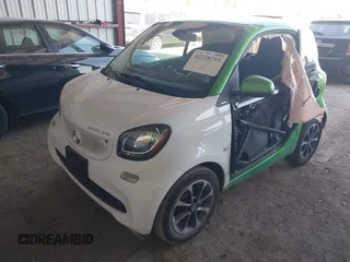 2017 Smart fortwo Pure z VIN WMEFJ9BA8HK231165, wystawiony jako IAAI lot #42238753 z przebiegiem 31 242 mil mil oraz . Historia ofert i sprzedaży dostępna na DreamBid. Obrazek 17.