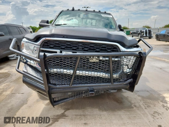 2020 Ram 2500 Tradesman z VIN 3C6UR5CL3LG251077, wystawiony jako Copart lot #63854915 z przebiegiem 196 854 mil mil oraz Czysty tytuł • Clean title. Historia ofert i sprzedaży dostępna na DreamBid. Obrazek 5.