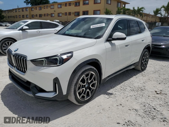 2025 BMW X1 xDrive28i z VIN WBX73EF01S5241553, wystawiony jako Copart lot #54432265 z przebiegiem 489 mil mil oraz Szkody całkowita. Historia ofert i sprzedaży dostępna na DreamBid. Obrazek 1.