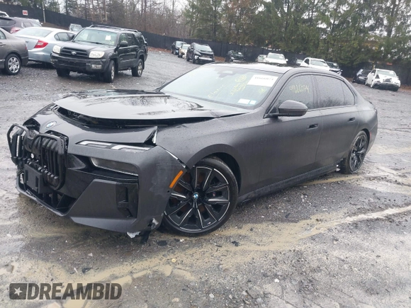 2023 BMW i7 xDrive60 z VIN WBY53EJ07PCM80196, wystawiony jako IAAI lot #41666074 z przebiegiem 25 640 mil mil oraz . Historia ofert i sprzedaży dostępna na DreamBid. Obrazek 2.