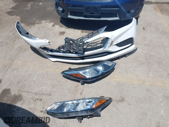2017 Chevrolet Cruze LS z VIN 1G1BC5SM6H7257771, wystawiony jako IAAI lot #42211908 z przebiegiem 90 005 mil mil oraz . Historia ofert i sprzedaży dostępna na DreamBid. Obrazek 12.