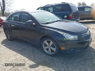 2014 Chevrolet Cruze 2LT z VIN 1G1PE5SB0E7106953, wystawiony jako IAAI lot #41871762 z przebiegiem 122 305 mil mil oraz . Historia ofert i sprzedaży dostępna na DreamBid. Obrazek 1.