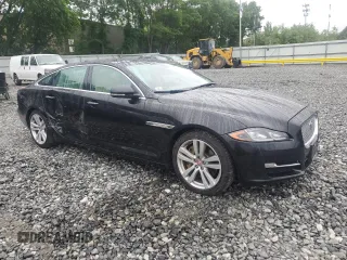 2017 Jaguar XJ Portfolio z VIN SAJWJ2GD3H8W10775, wystawiony jako Copart lot #59276325 z przebiegiem 90 345 mil mil oraz Szkoda całkowita • Salvage title. Historia ofert i sprzedaży dostępna na DreamBid. Obrazek 4.