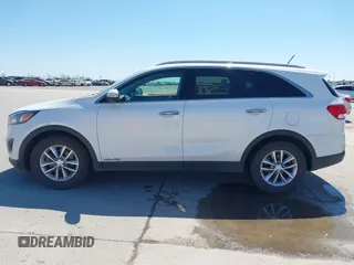 2016 Kia Sorento LX z VIN 5XYPGDA50GG141084, wystawiony jako IAAI lot #41848617 z przebiegiem 102 576 mil mil oraz . Historia ofert i sprzedaży dostępna na DreamBid. Obrazek 14.