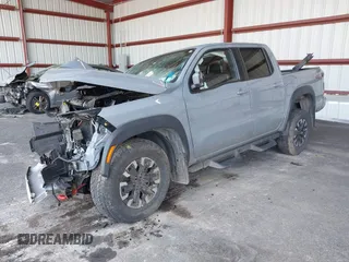 2023 Nissan Frontier SV z VIN 1N6ED1EK0PN673357, wystawiony jako IAAI lot #42420346 z przebiegiem 33 000 mil mil oraz . Historia ofert i sprzedaży dostępna na DreamBid. Obrazek 17.