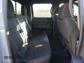 2024 Nissan Frontier SV z VIN 1N6ED1EK2RN667028, wystawiony jako Copart lot #55688885 z przebiegiem 3 447 mil mil oraz Szkoda całkowita • Salvage title. Historia ofert i sprzedaży dostępna na DreamBid. Obrazek 6.