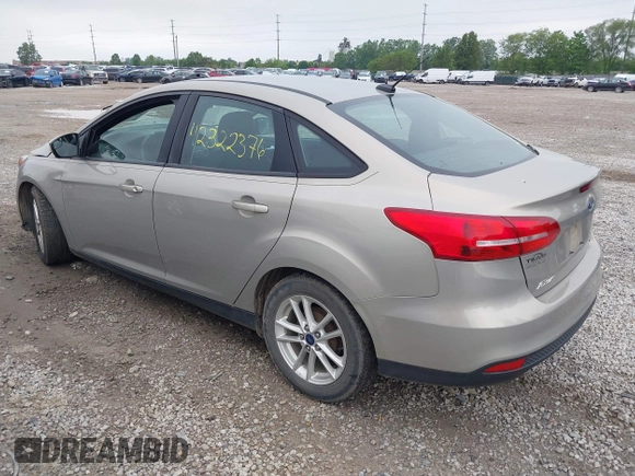 2016 Ford Focus SE z VIN 1FADP3F26GL368544, wystawiony jako IAAI lot #42322376 z przebiegiem 120 535 mil mil oraz . Historia ofert i sprzedaży dostępna na DreamBid. Obrazek 3.